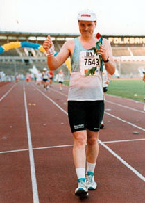 Bilden visar mig direkt efter målgång i Stockholms Marathon (jag visar tummen upp och håller en blomma i andra handen) 